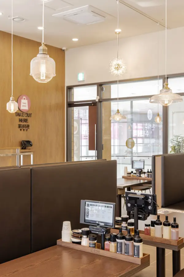 부스 좌석과 빈티지 조명의 아늑한 식당 인테리어